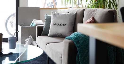 ウッド コンクリートにポップさを加味したモダンなリビングレイアウト ルームツアー 公式 Lowya ロウヤ 家具 インテリアのオンライン通販