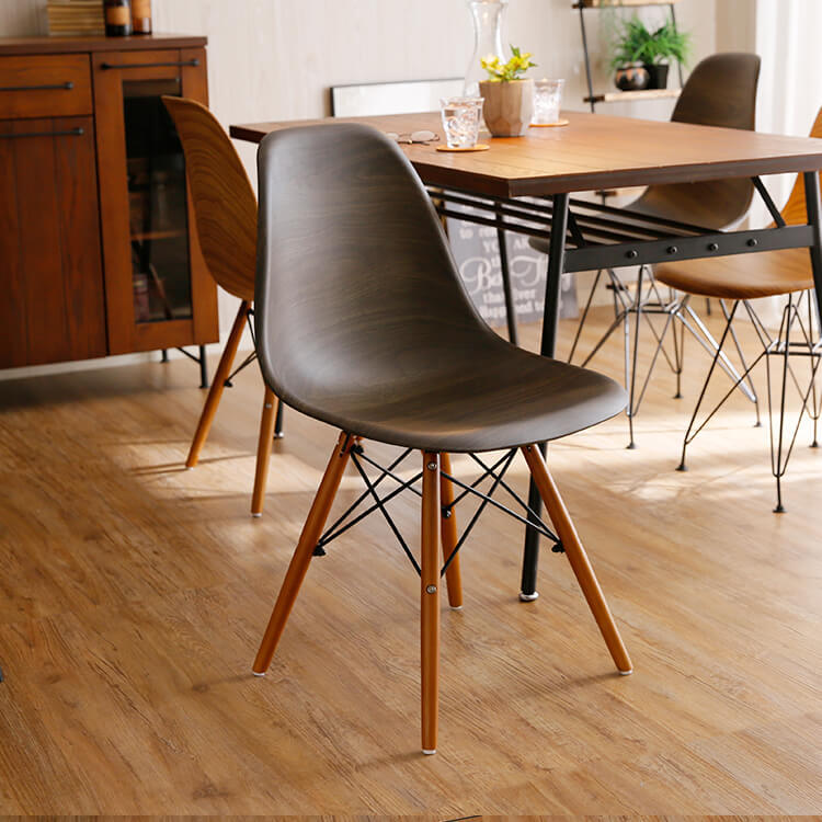 シェルチェア 座面は美しい木目調が特徴です(ダークブラウン/ブラック