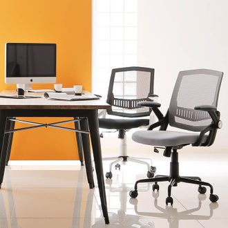 メッシュタイプのオフィスチェア アーム可動式でキャスター付き  