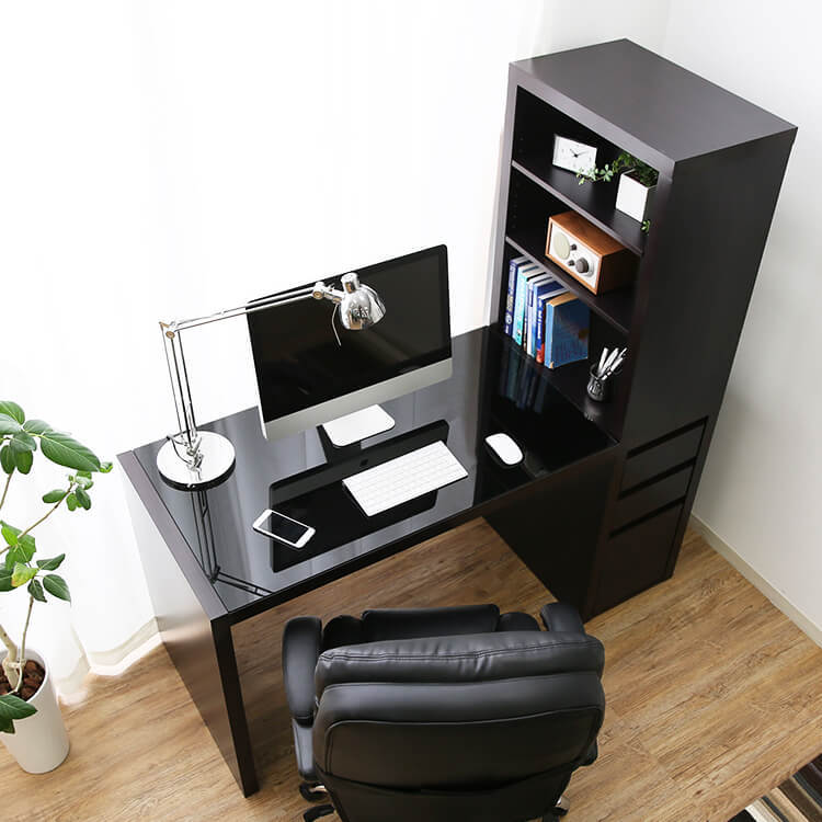 側面収納付きパソコンデスク(ウォルナット/ナチュラル/ブラウン)手が