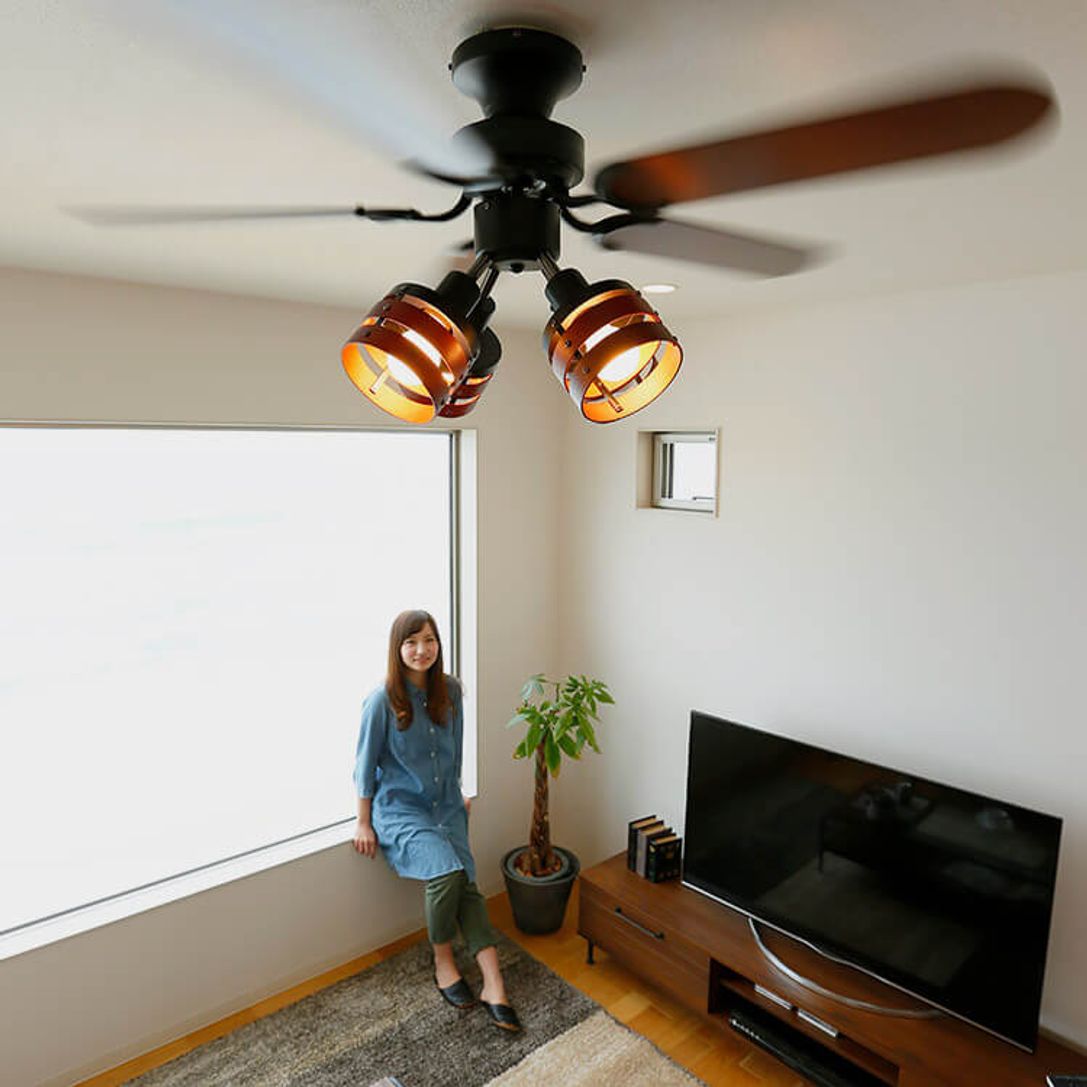 LEDシーリングファンライト（4灯：ブラック+ブラウン/ホワイト+ナチュラル）5枚羽 木製×スチールのシンプルなデザイン |  【公式】LOWYA(ロウヤ) 家具・インテリアのオンライン通販