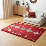 幾何学模様の赤いラグ 約45cm x 75cm クラシカルな民族柄が、くつろぎの空間を生み出す。トルコ製ウィルトン